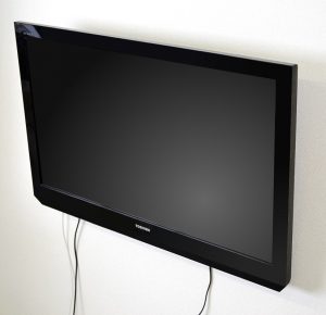 せっかくの壁掛けテレビでもダランと垂れ下がった配線が残念